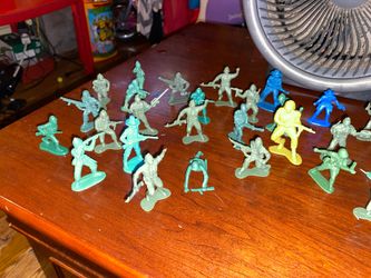 30 vintage plastic army men
