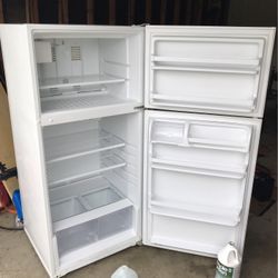 WhirlPool Fridge/Freezer. DELIVERY AVAILABLE 