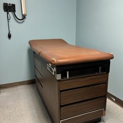 Doctor's examination table