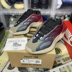 Yeezy 700 V3 Men Size 5