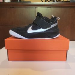 Nike Team Hustle D 10 Basketball Shoes (Black Size 2 Youth)