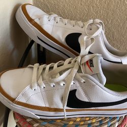 Woman’s Nike . Size 7 . Pick Up Please 😊