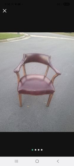 ANTIQUE OXBLOOD/MAHOGANY GUEST CHAIR