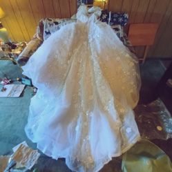 WEDDING DRESS /GOWN /NEW/BEAUTIFUL 