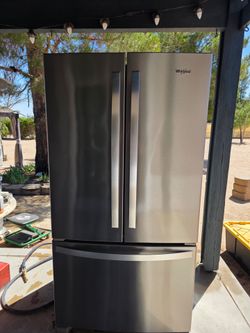 WHIRLPOOL FULL SIZE STAINLESS STEEL REFRIGERATOR (FRIDGE) WATER AND ICE AVAILABLE