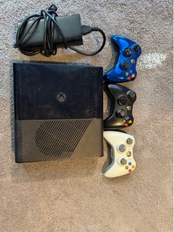 Xbox 360 Bundle – 3 Controllers + Cables (Price Negiotable)