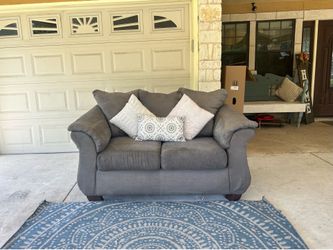 Free Delivery 🚚 Gray Loveseat/ Sillon Gris