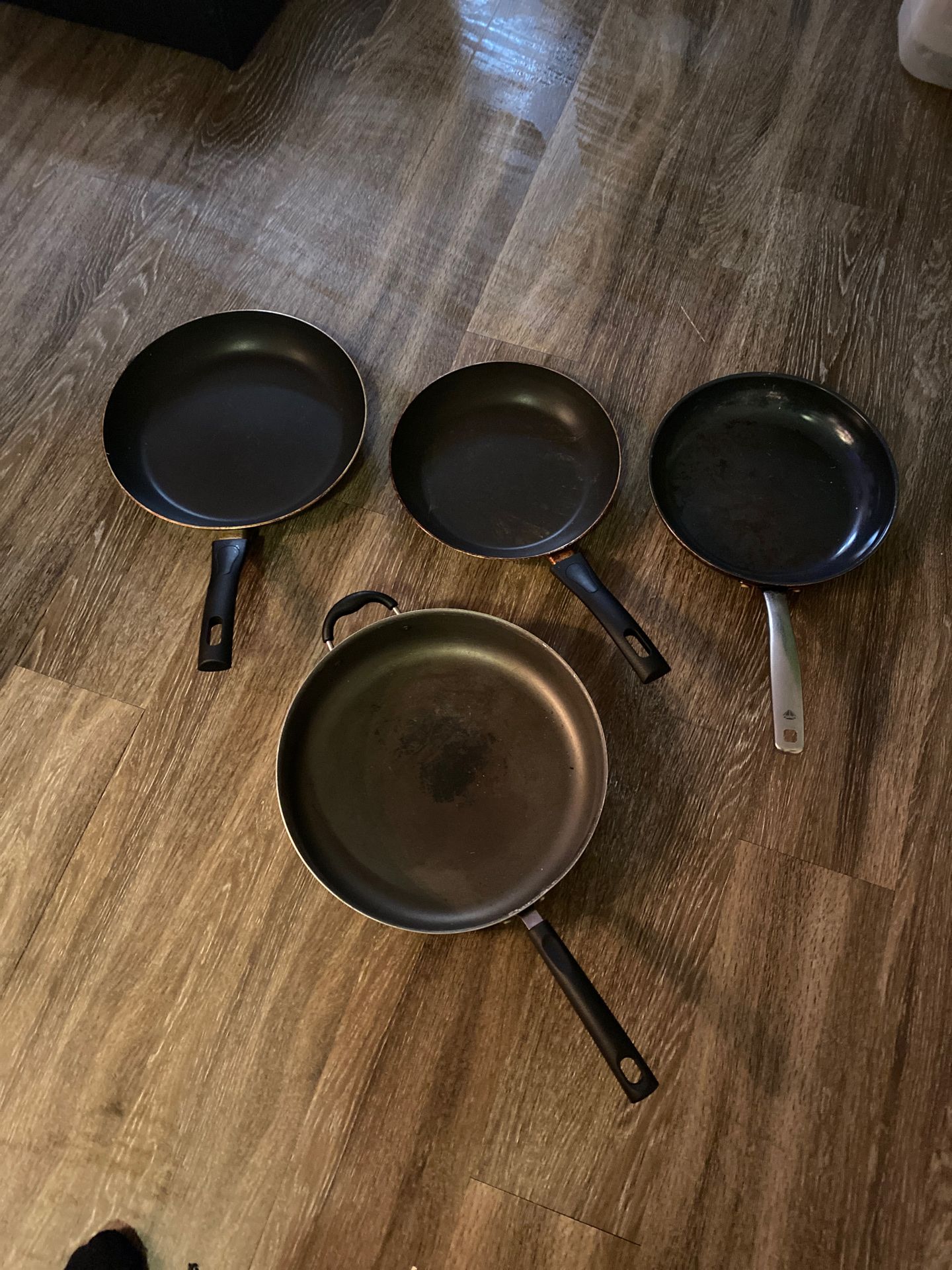 Frying Pans includes a 10 inch Ceramic / 10 inch steel / 12 inch steel / 14 inch steel all with Lids