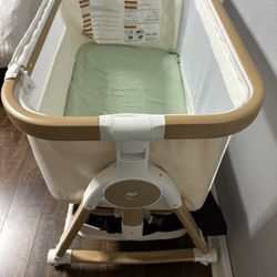 Baby Bassinet Like New - Heigh Adjustable & Wheel Turns To Cradle