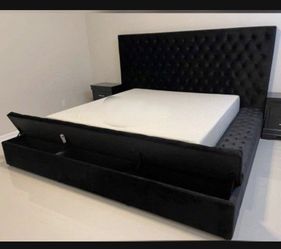 Queen Upholstered Elegance Button Tufted Black Velvet Bed Frame\Recamara💥 On Display 👍🏻