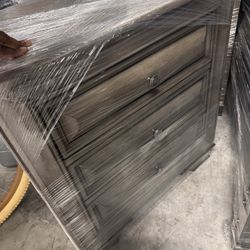 ✨ Queen Bedroom Set – MATTRESS INCLUDED - Great Deal! ✨