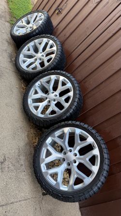 24” Silver Snowflakes on 33x12.50R24 RT Landwarriors