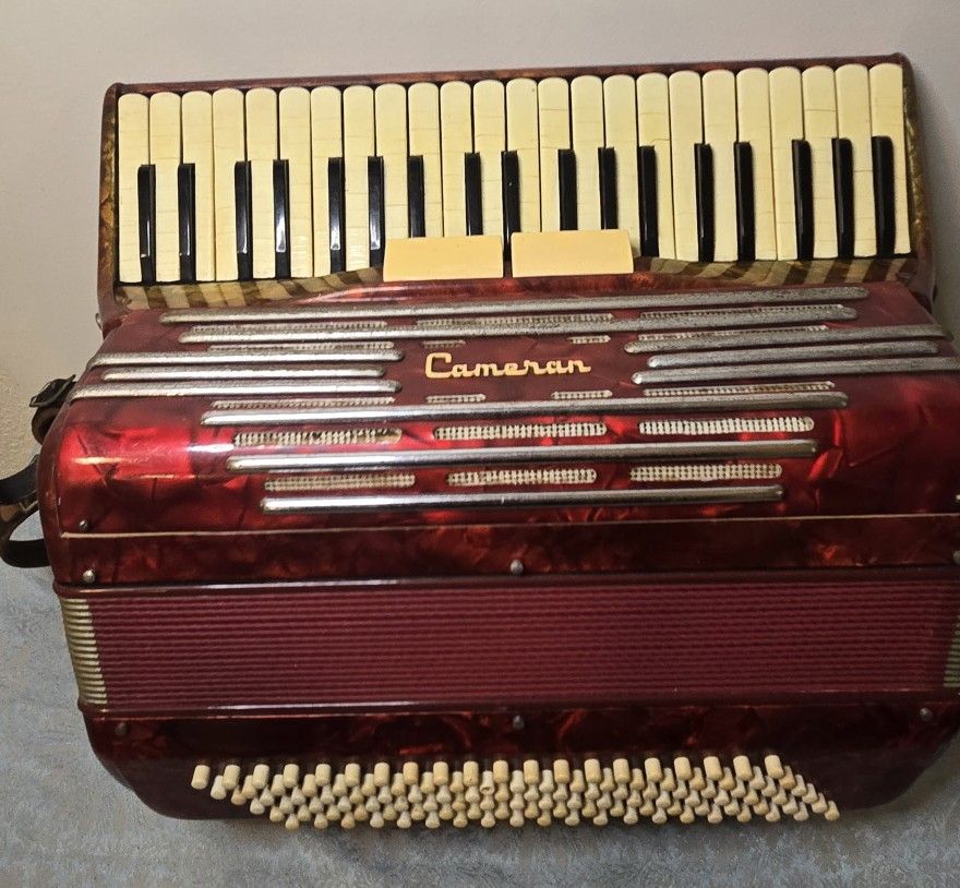 Vintage Camerano 500/196 Piano Accordion Made In Italy Red With Case