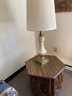 2 Lamps, 2 End  Tables and 1 Matching Coffee Table for sale !