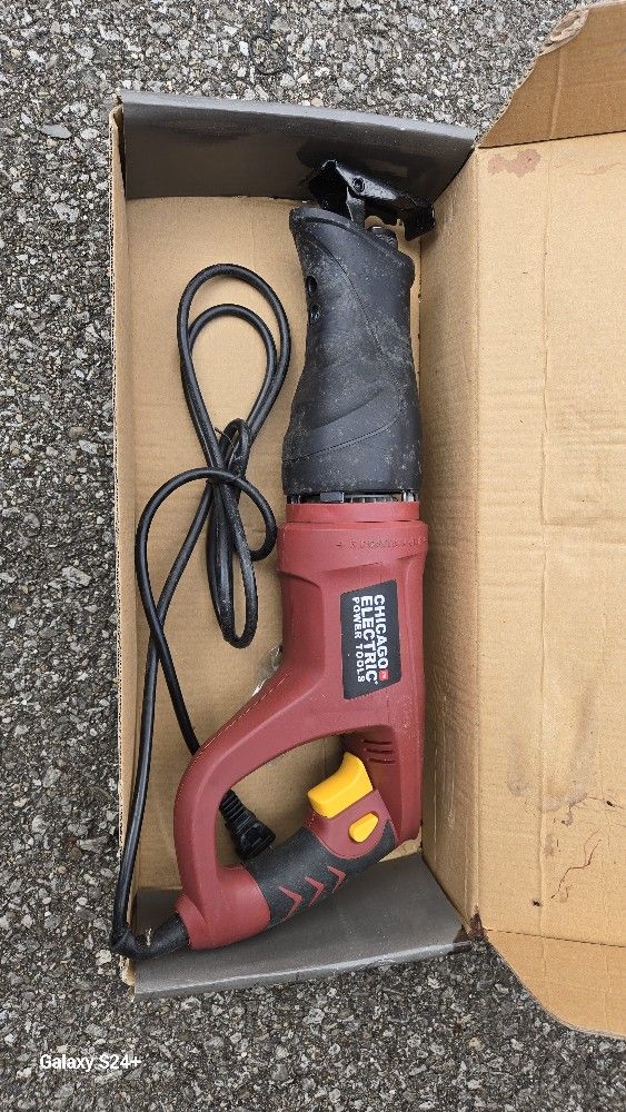 Chicago Electric 6 Amp Reciprocating Saw with Rotating Handle