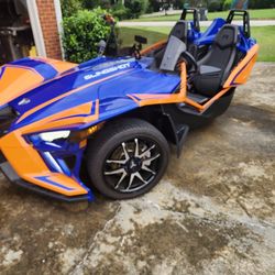 2021 Polaris Slingshot..Wheel type ...aluminum 
Interior trim color gloss black 
Led light s
Color ...2021 R Polaris slingshot  sunrise orange 
4700 m