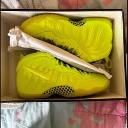 Nike Foamposite, Neon Yellow Size 7.5 Youth 