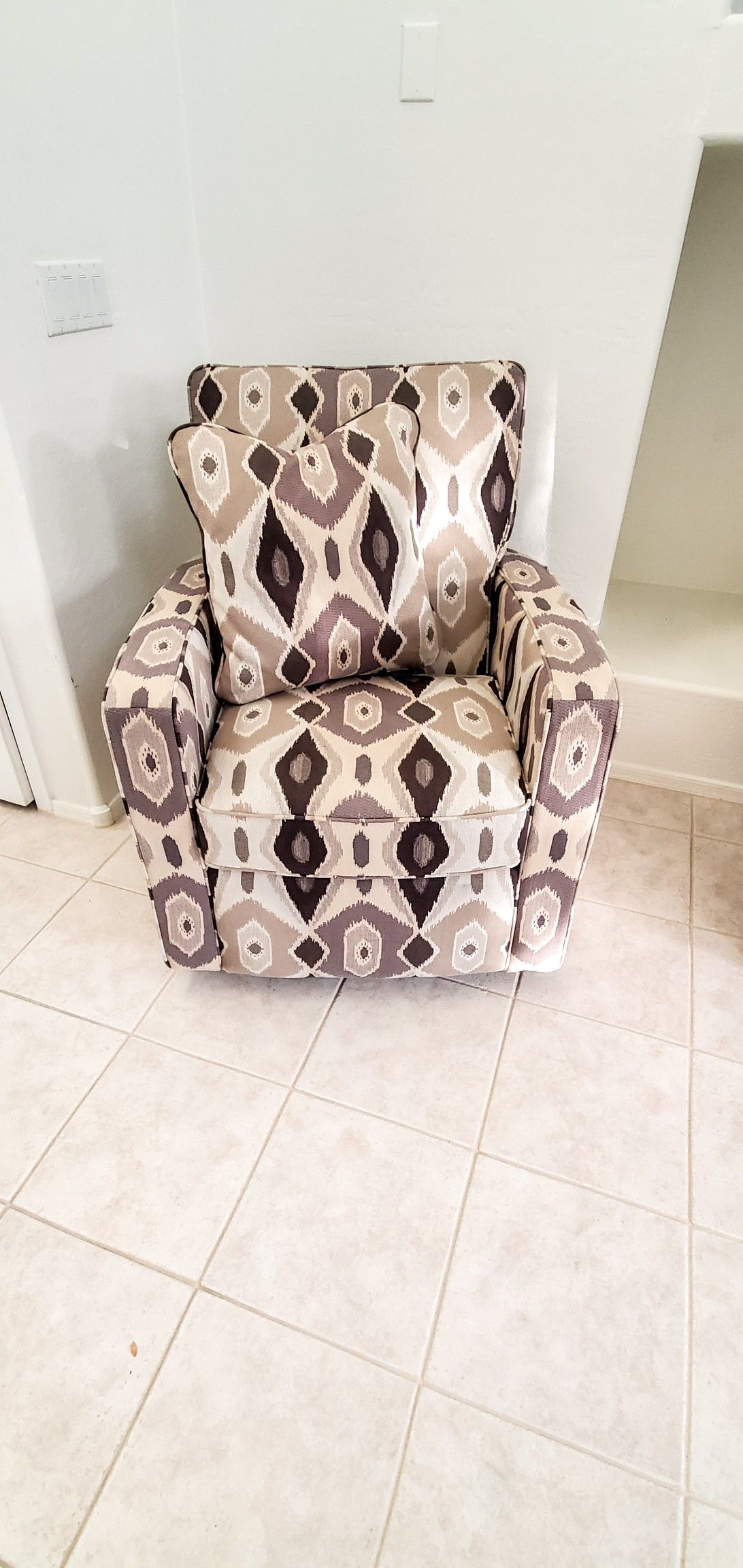 La-Z-Boy Accent Chair w/ 2 pillows