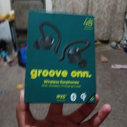 Groove Onn Wireless Earphones With Wireless Charging Case