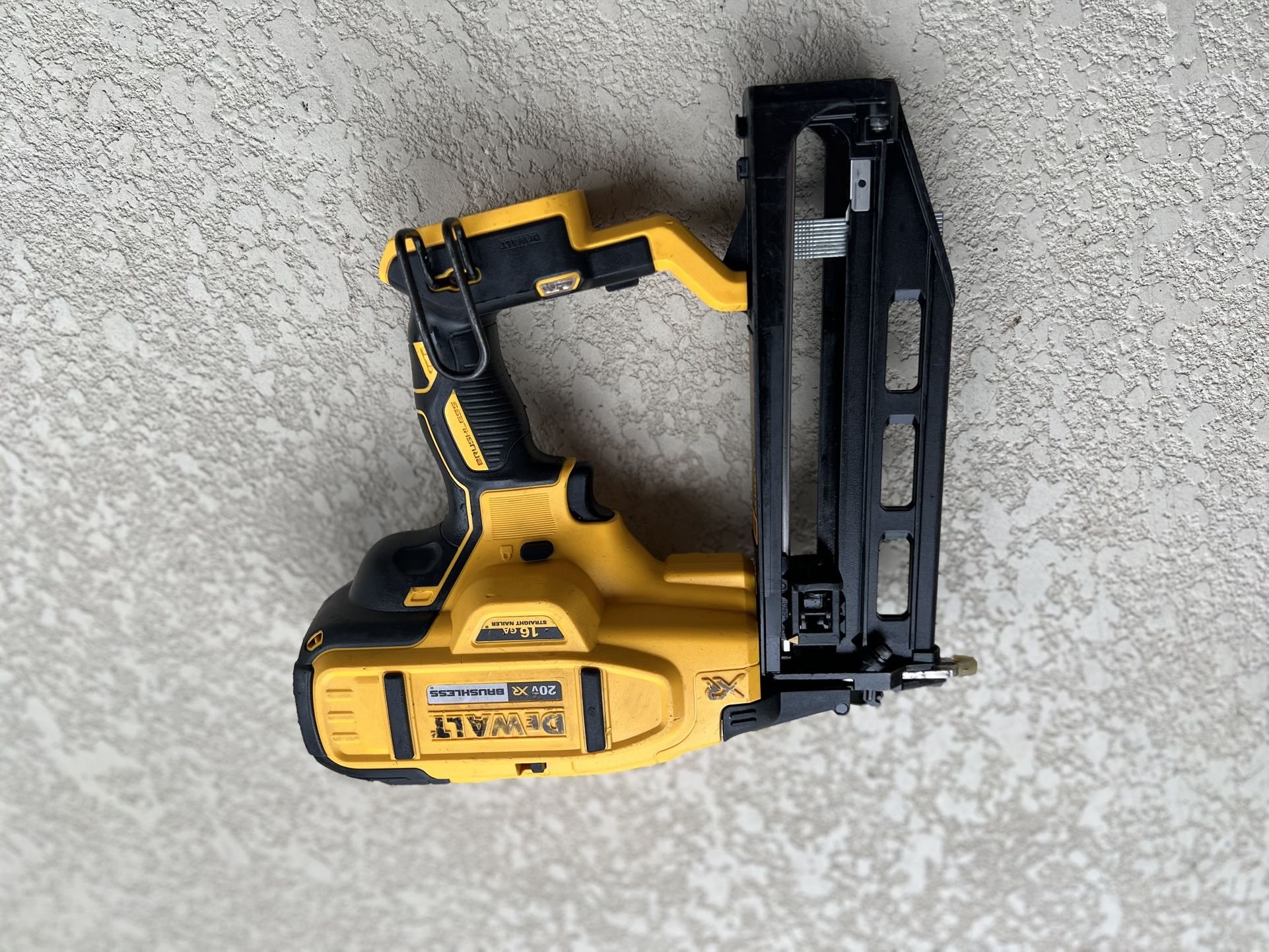 DEWALT DCN 662 Cordless 16 GA 20 Volt STRAIGHT FINSH NAILER.
