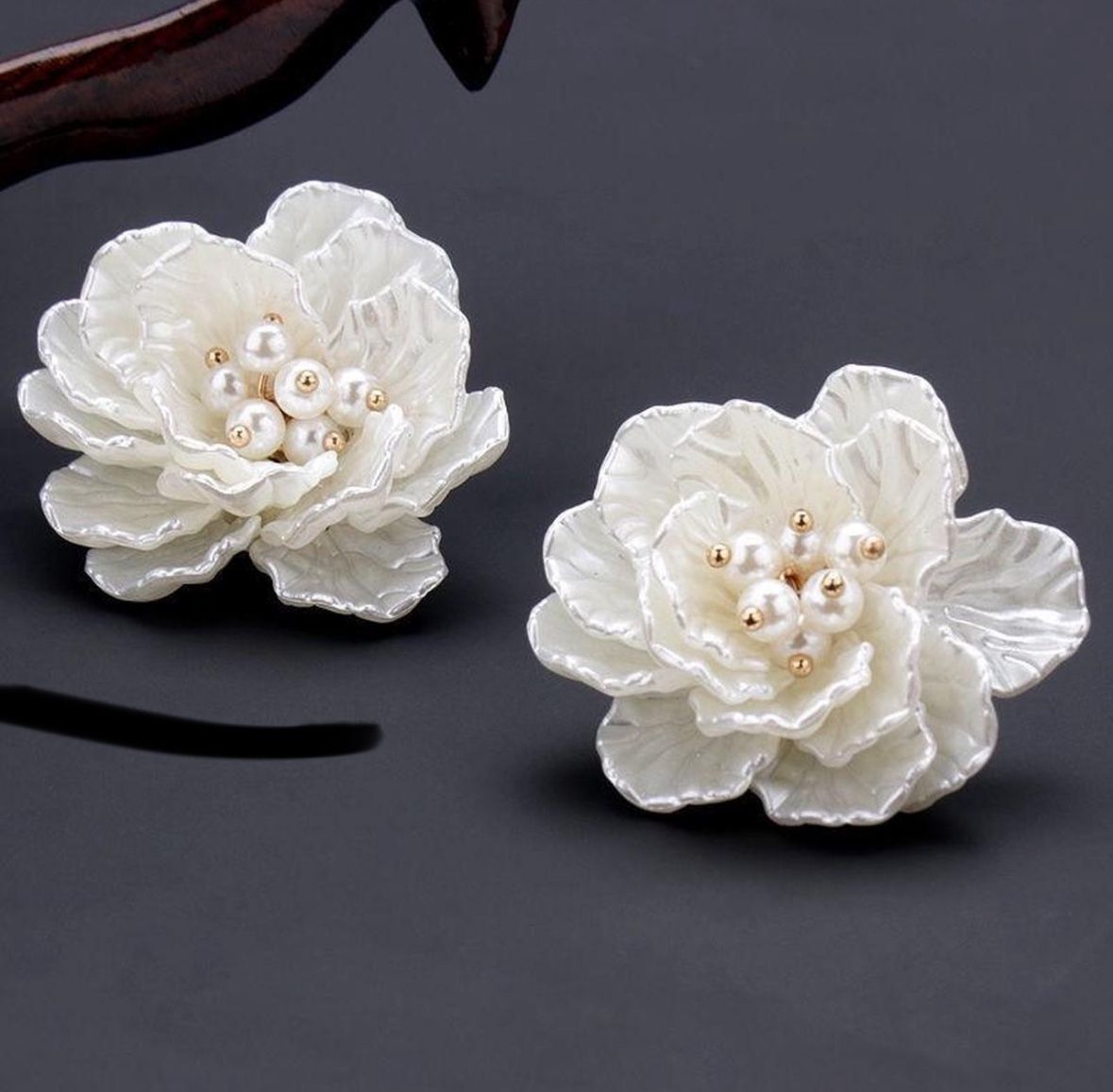 Elegant Floral Pearl Earrings Vintage Style, Cream White, Bridal Jewelry new