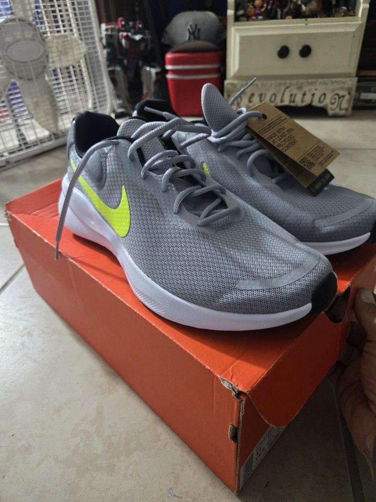 Men's Revolution 7 road running shoes in a Wolf Grey/Volt colorway. Sz 13