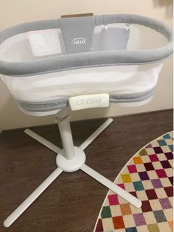 Halo Swivel Bassinet with sheets and mattress pads