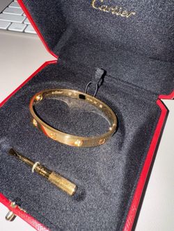 "La elegancia se lleva en la muñeca. ✨ Descubre la perfección en cada detalle con este clásico de Cartier. Oro de 18k diseñado para brillar tanto como