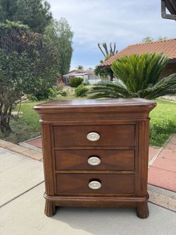 GORGEOUS!! UNIQUE!! GREAT DEAL!! Collezione Europa 3-Drawer Wood Nightstand (Read Description)