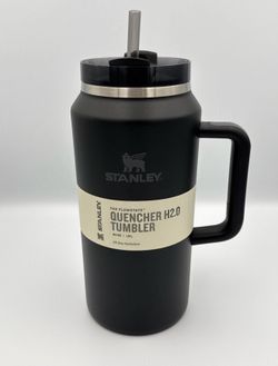 StanIey Quencher H2.0 Tumbler 64 Ounces Black Glow