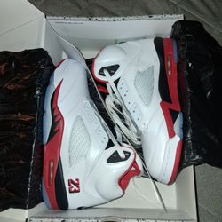 Brand New  Air Jordan 5 Retro OG White/Fire Red-Black Blanc/Noir/Rouge Feu Size 9.5