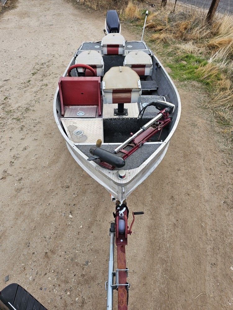 Starcraft Aliumin Bass Boat Maroon 15ft