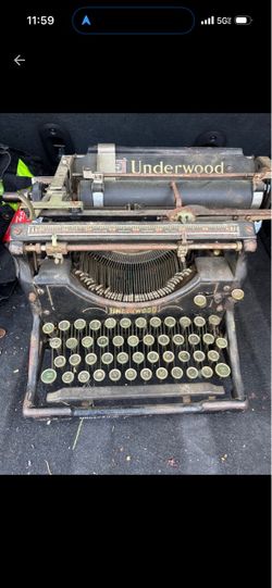 Antique Old 1920s Typewriter