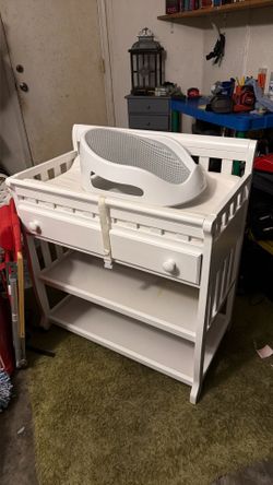 Asiento para bañar bebé y una camita para cambiar pañales!