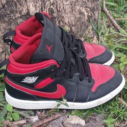 Nike Air Jordan 1 Mid Shoes Youth Size 1.5Y Black Red Bred DQ8424-067 Sneakers