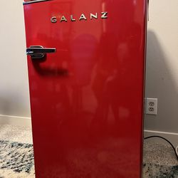 Galanz 3.5 Cu Ft Retro Mini Refrigerator 