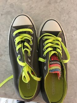Unisex converse size 5 men’s and size 7 women’s the younger is a different color