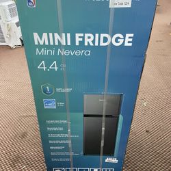 Hisense 4.4-cu ft Mini Fridge with Freezer ( Black ) ENERGY STAR