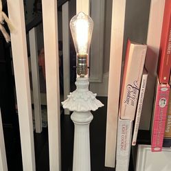 Vintage-style farmhouse reconditioned flat white table lamp
