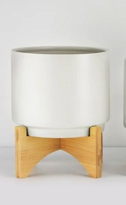 8 1/5” ceramic pot w/wood stand