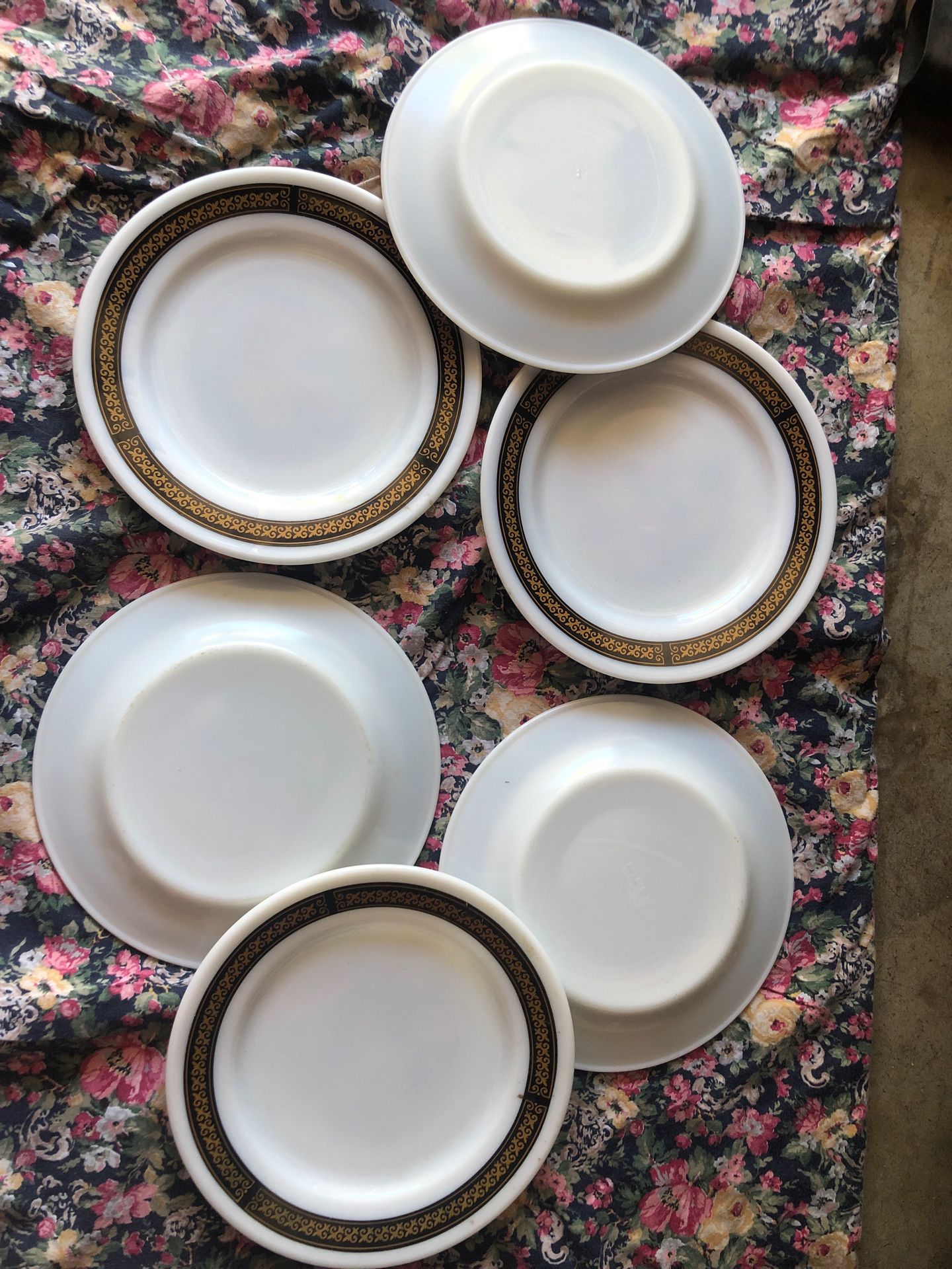 Vintage Pyrex set of six plates