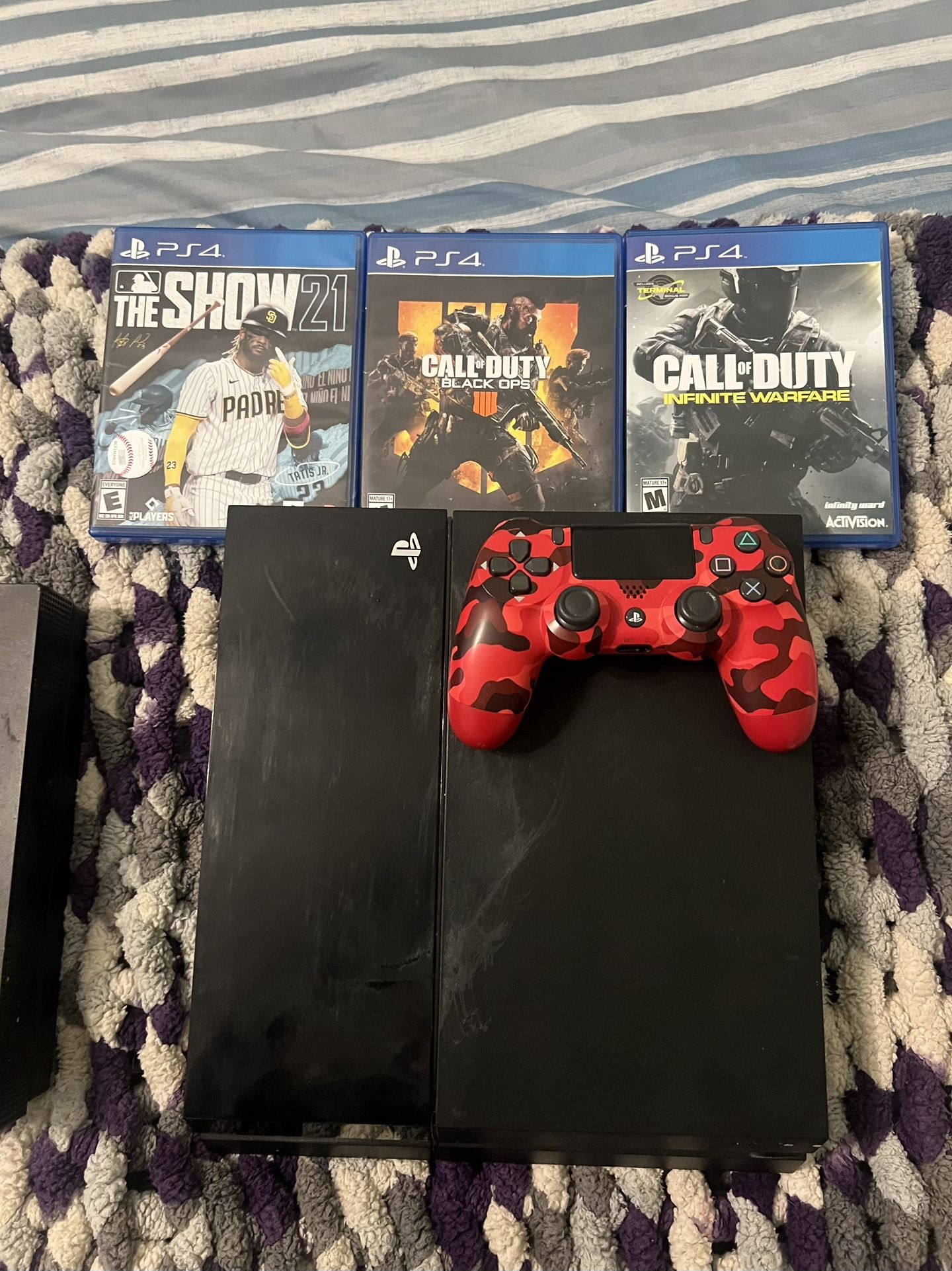 PS4 W/ Controller/3x Games