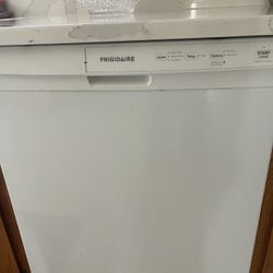 Frigidairi Dishwasher 