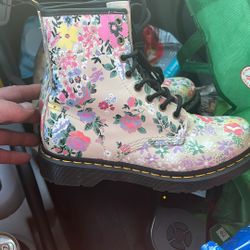 Dr Martens Size 7 Woman’s 