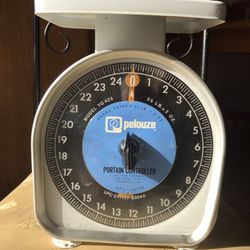 Vintage weight scale is in great condition. USA 1975