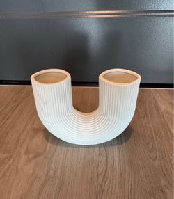 Left U-Shaped Vase Modern White U-Shaped Ribbed Ceramic Vase