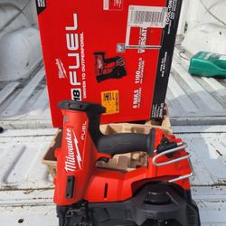 Milwaukee
M18 FUEL 18-Volt Lithium-Ion Brushless Cordless Coil Roofing Nailer (Tool Only) Solo Se Provo 