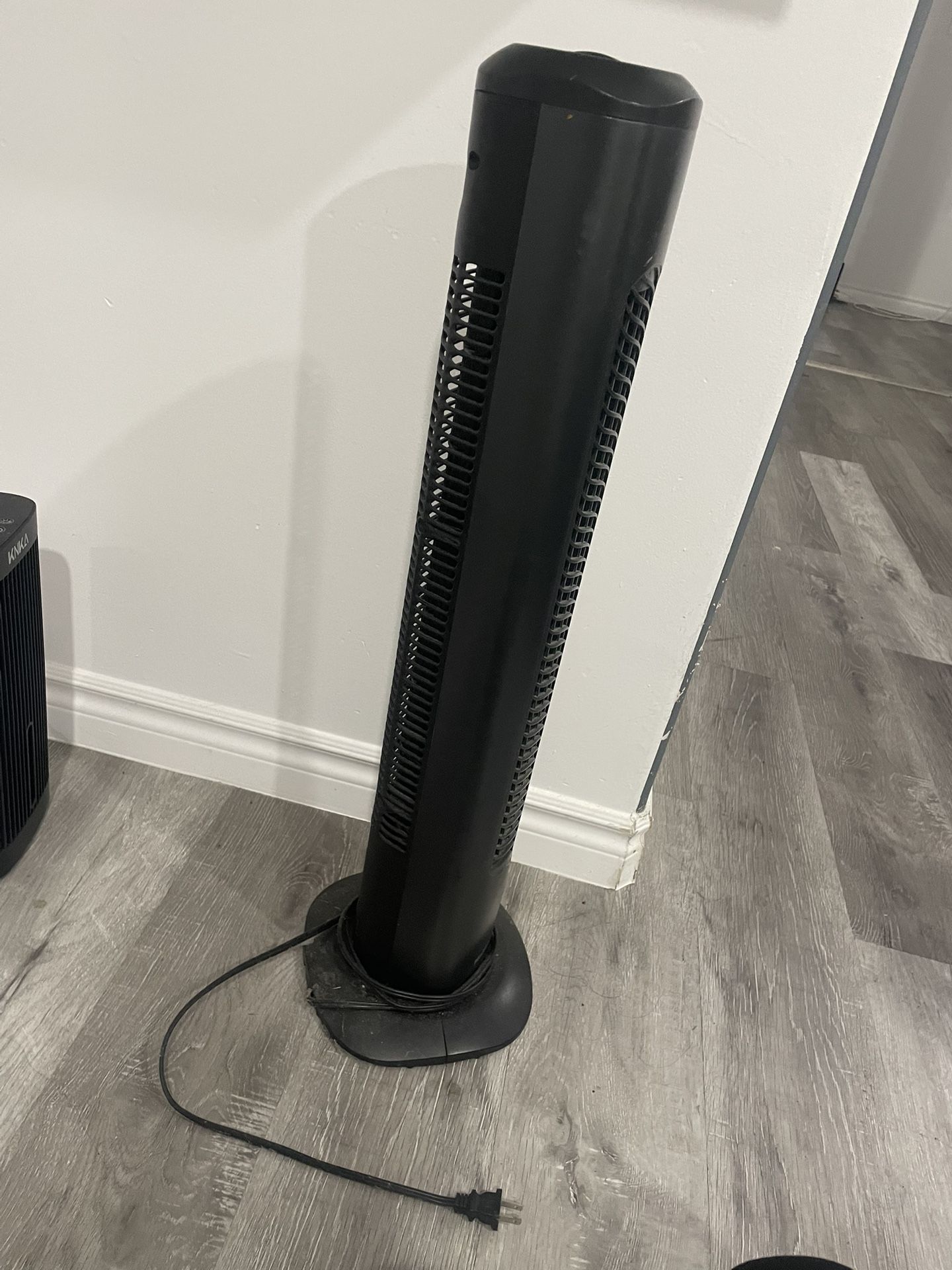 Holmes Black Tower Fan – Works Great