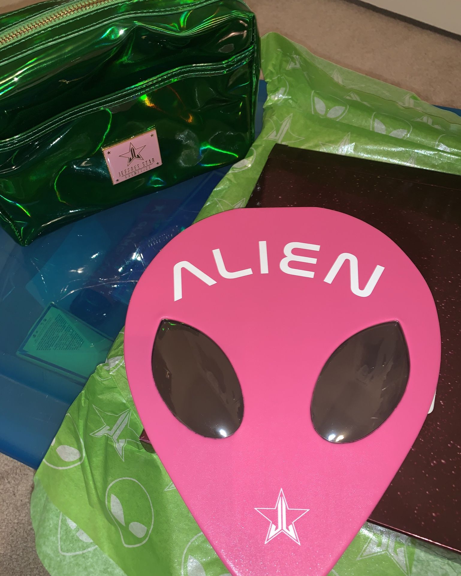 Alien pallet & bag