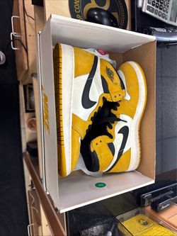 Air Jordan 1 Retro High Yellow Black White